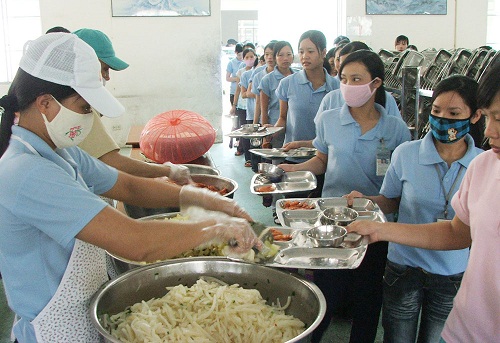 Các cấp Công đoàn Hà Nội quan tâm nâng cao chất lượng bữa ăn cho người lao động (03/6/2017)